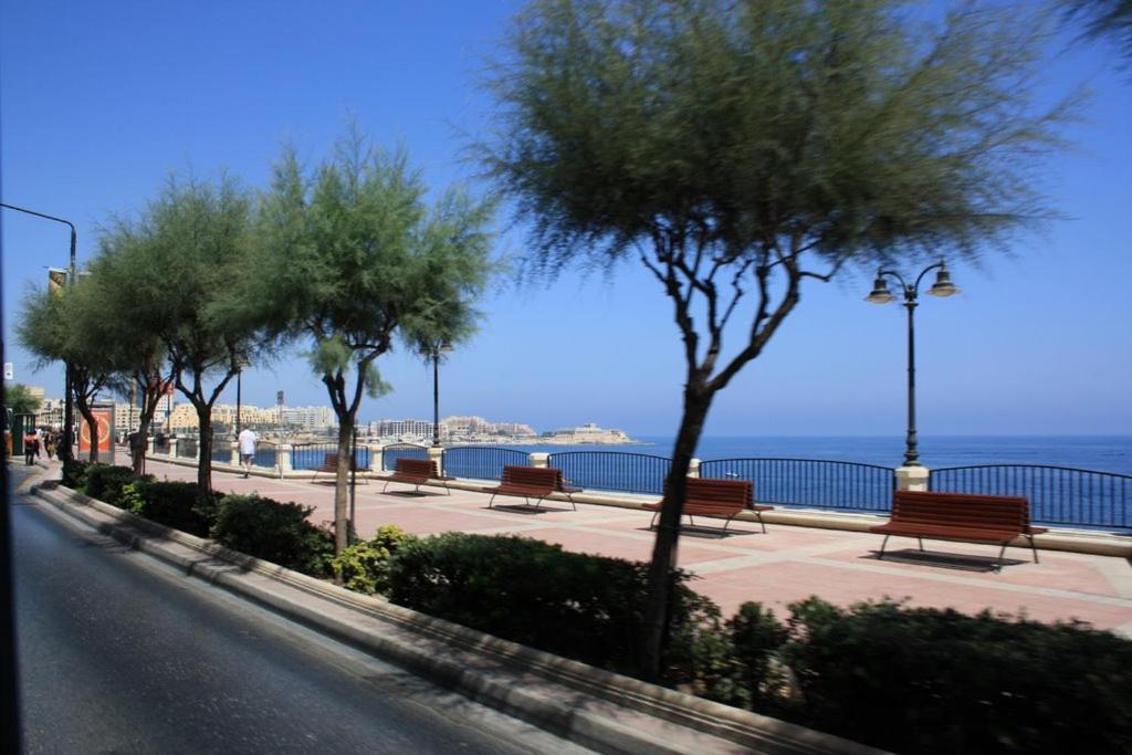 Spacious Apartment Steps To The Promenade Sliema Exterior foto
