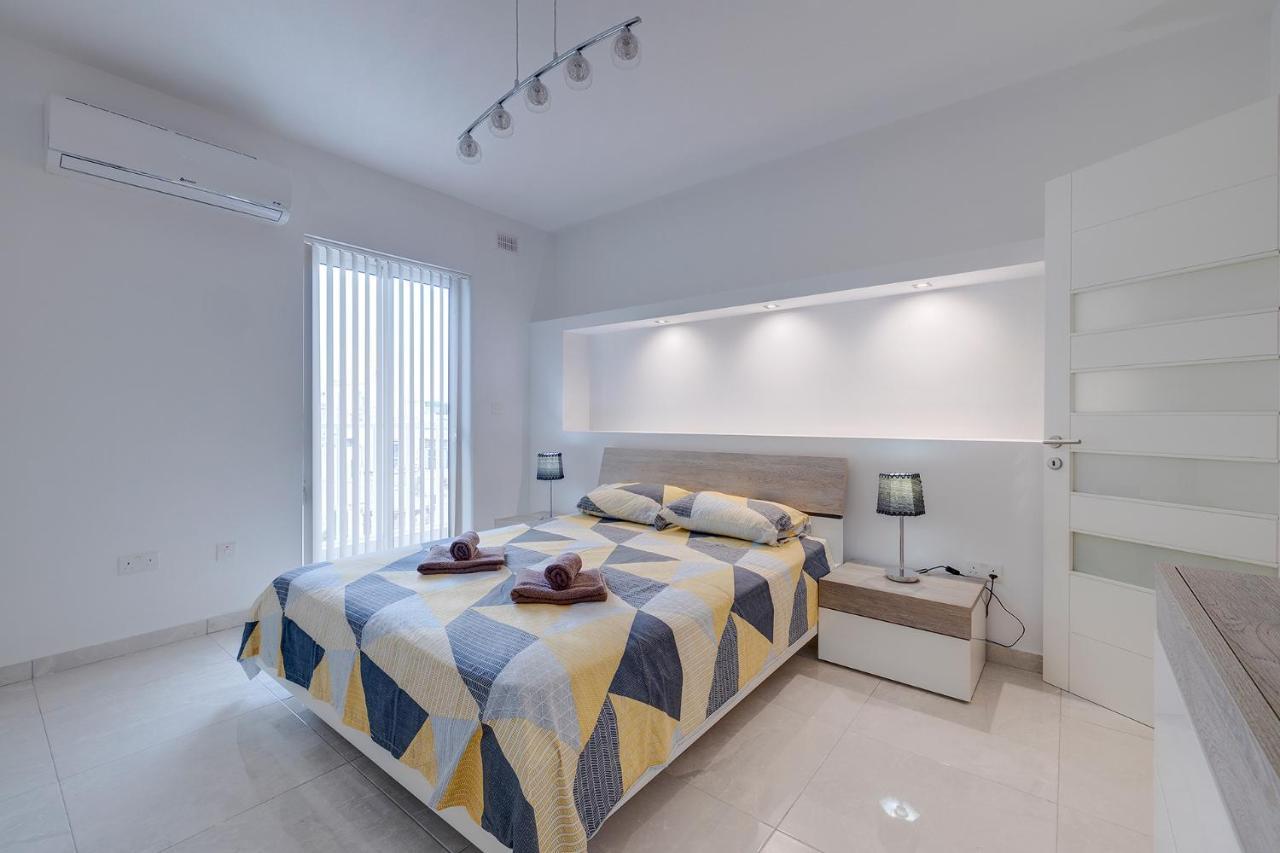 Spacious Apartment Steps To The Promenade Sliema Exterior foto